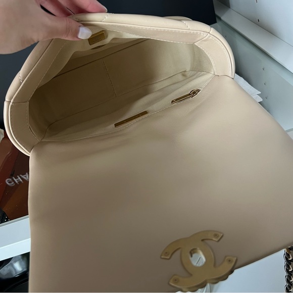 EUC CHANEL 19 Flap Bag Beige Small/Medium Lambskin Leather Full Set - Picture 5 of 12